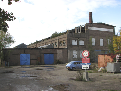 905170 Gezicht op het vervallen gebouw van de groothandel in papier en metalen Firma F. Prozee en Zn. (voormalige N.V. ...